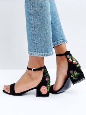 Steve Madden Inca Sandal with Ankle Strap & Embroidered Heel Size 9 NIB